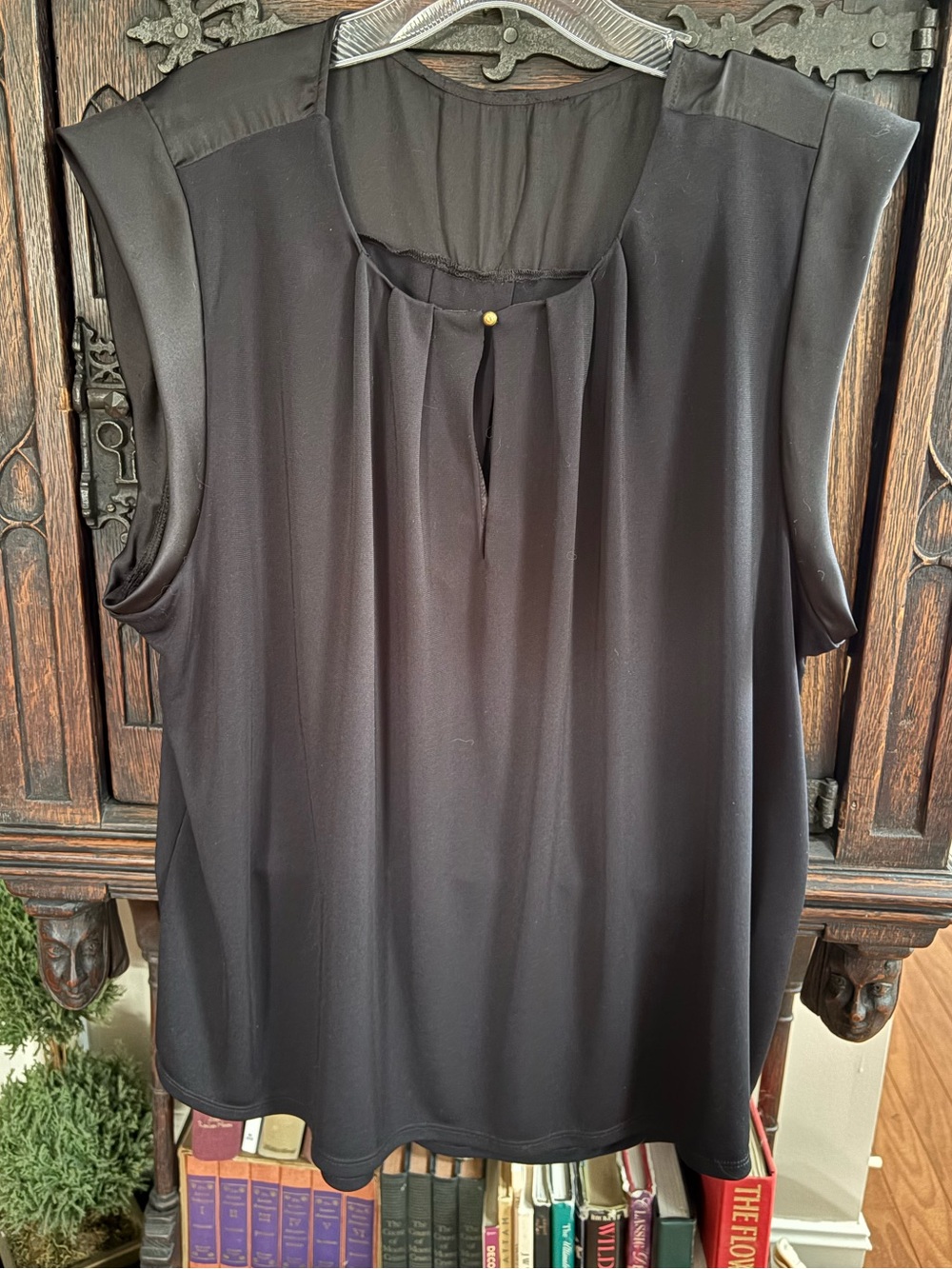 Sleeveless Black Women's Pleated Keyhole Top size 16